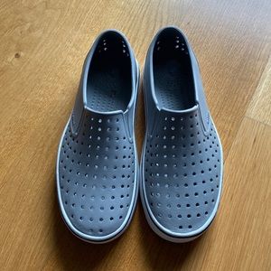 Unisex light gray native shoes. Size M(6) W(8)